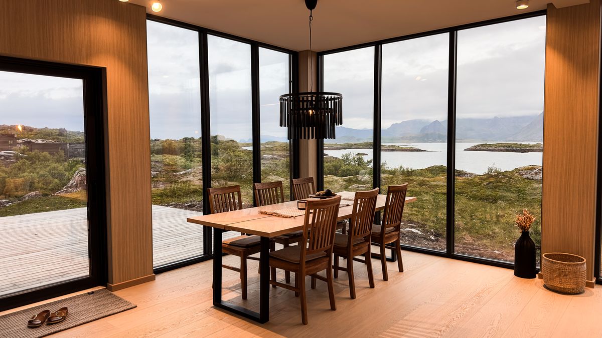 Dining table in Lyngvær in front of floor-to-ceiling windows